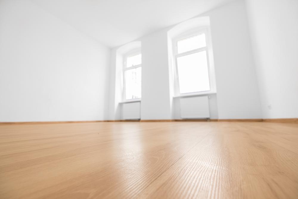 Een nieuwe vloer geeft een compleet nieuwe look aan de kamer. 